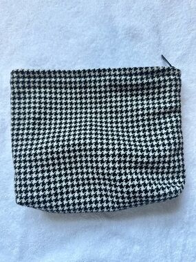 Black and White Houndstooth Zip Pouch